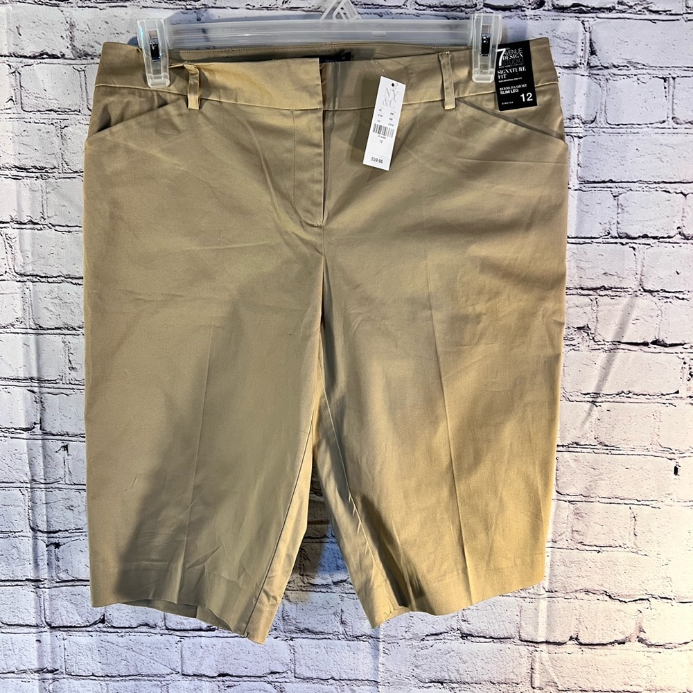 7th Avenue. NEW, Ladies tan shorts. Size 12